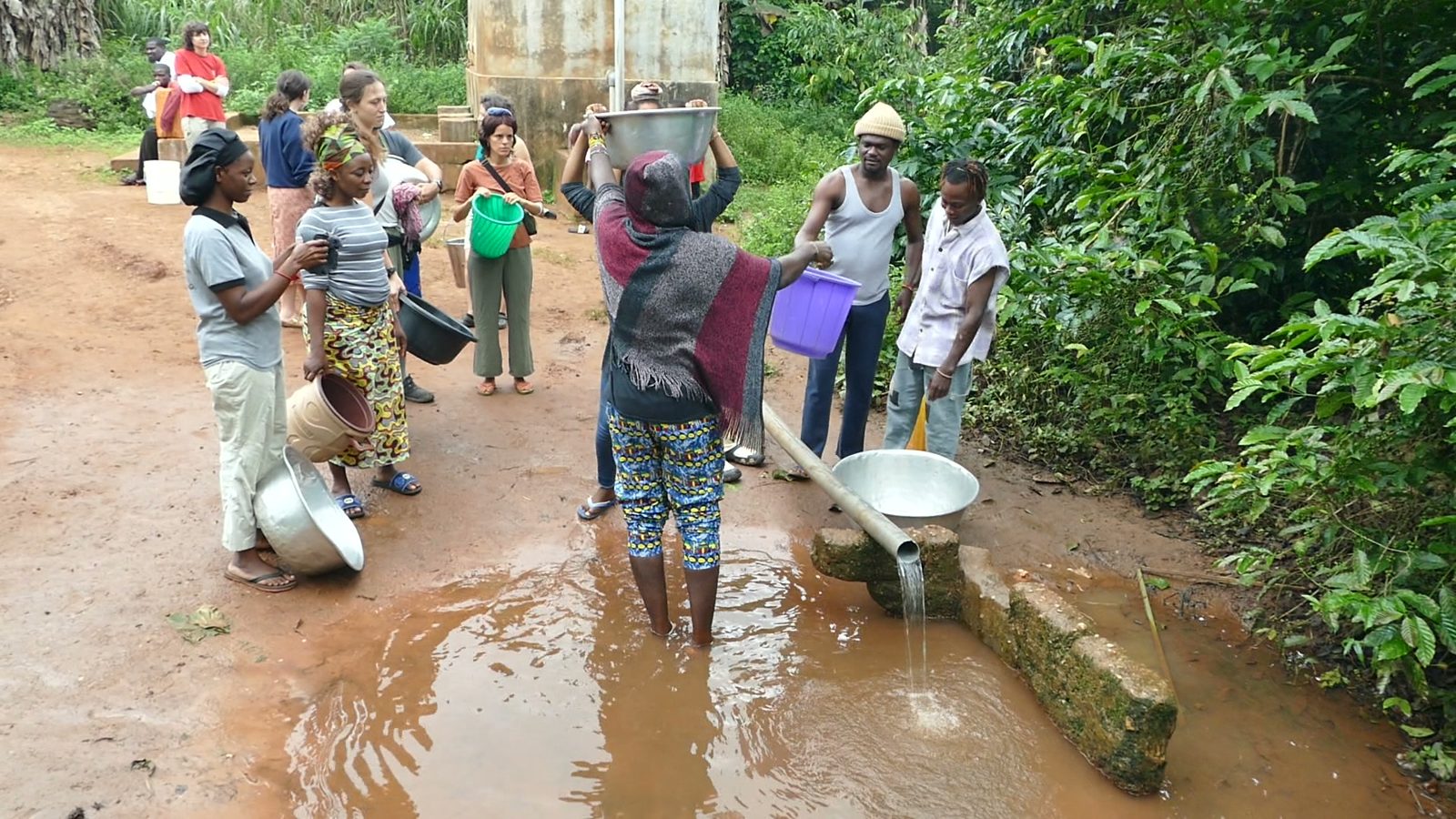 Corvée d'eau au point d'eau